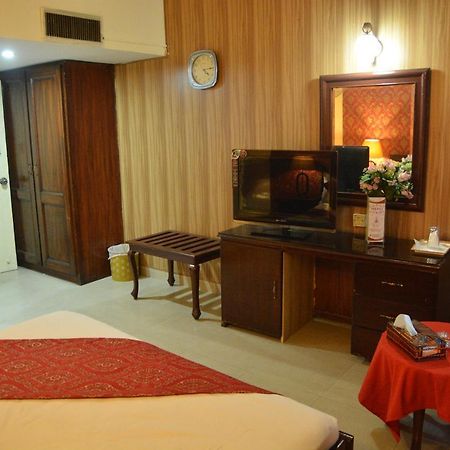 Luxury One Hotel Lahore Exterior foto